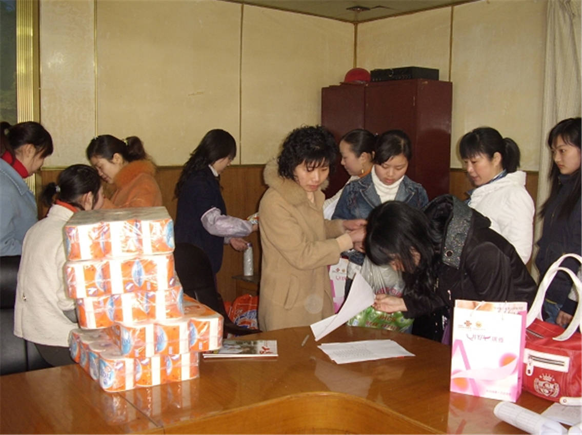 ���˸�Ů�ڷ�������